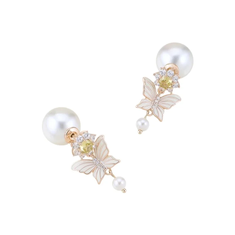 春の花と水をテーマにした水晶バタフライとパールのピアス【高級感あるデザイン】