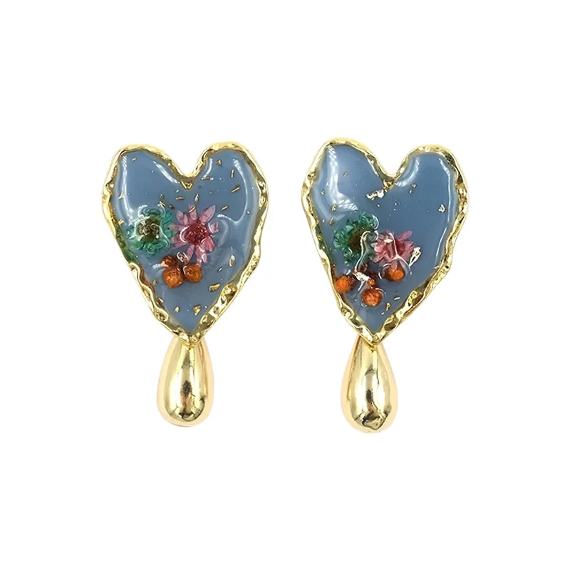 BOMBCACA 手作りドライフラワー使用のゴールド水滴デザインイヤリング【ハート形・エレガントスタイル】