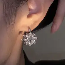 洗練されたデザイン！ジルコニア雪の結晶イヤリング【秋冬用・上品な雰囲気・耳掛けタイプ】