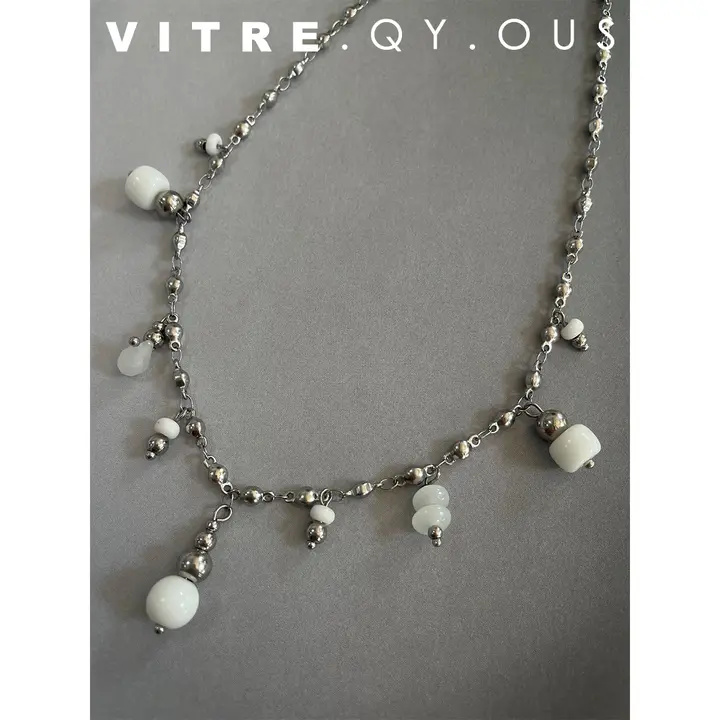 手作りの白い水滴モチーフのビーズアクセサリー【オリジナルデザイン・多吊坠・小ぶりなサイズ】