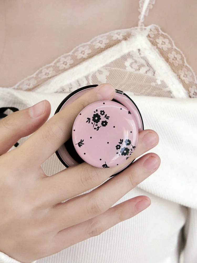 マグネット吸着式スマホスタンド【花柄・360度回転対応・穴あけ不要】の実用性と使用シーン