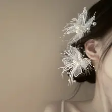 華やかさを演出！レースと羽根の蝶のヘアクリップ【パール付き・サイドスタイル・ウェディング用】