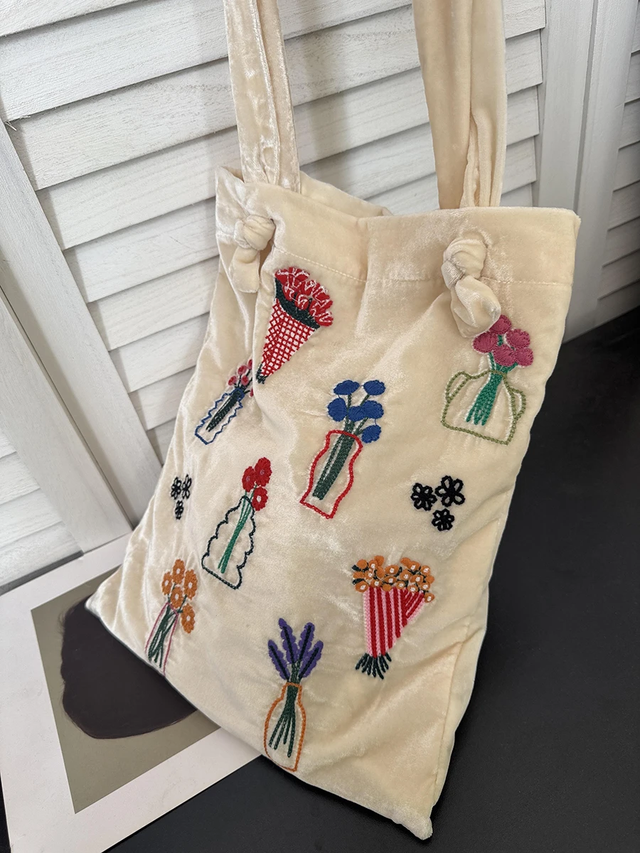 ショルダー トート どうやって選びますか？刺繍の花が心を癒す、ベロア小型ショルダーバッグの選び方