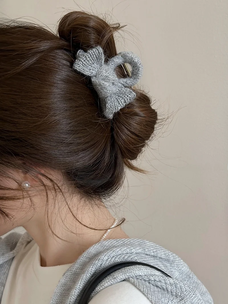 毛糸編みのリボン型ヘアクリップ：こめかみコリコリに最適な固定力と軽さのバランス