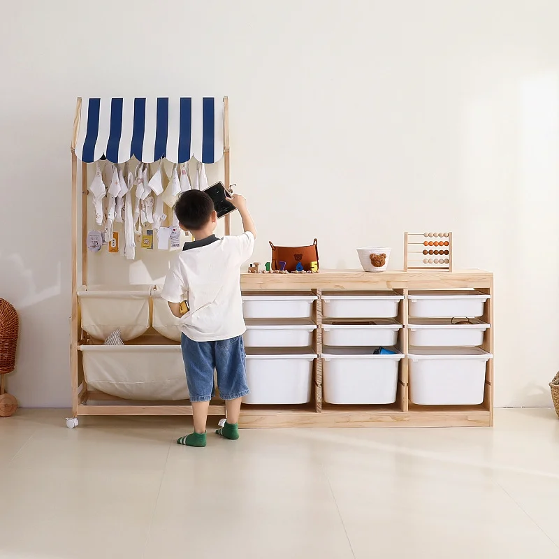 子供用木製収納ラック：絵本やぬいぐるみの置き場に最適なシンプルなデザイン