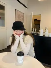 可愛い雰囲気の環境に優しいフェイクファーケープ風ベスト【ショート丈・マントデザイン】
