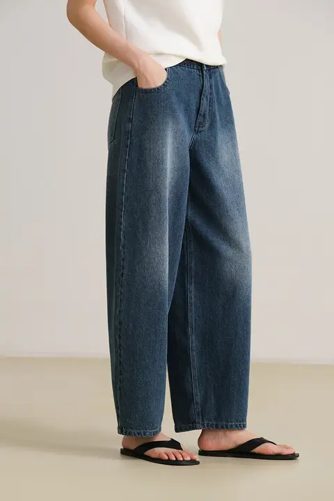 コットン混紡の重厚デニムパンツ【レディース・したルーズフィット・春用・ローバーボトム】