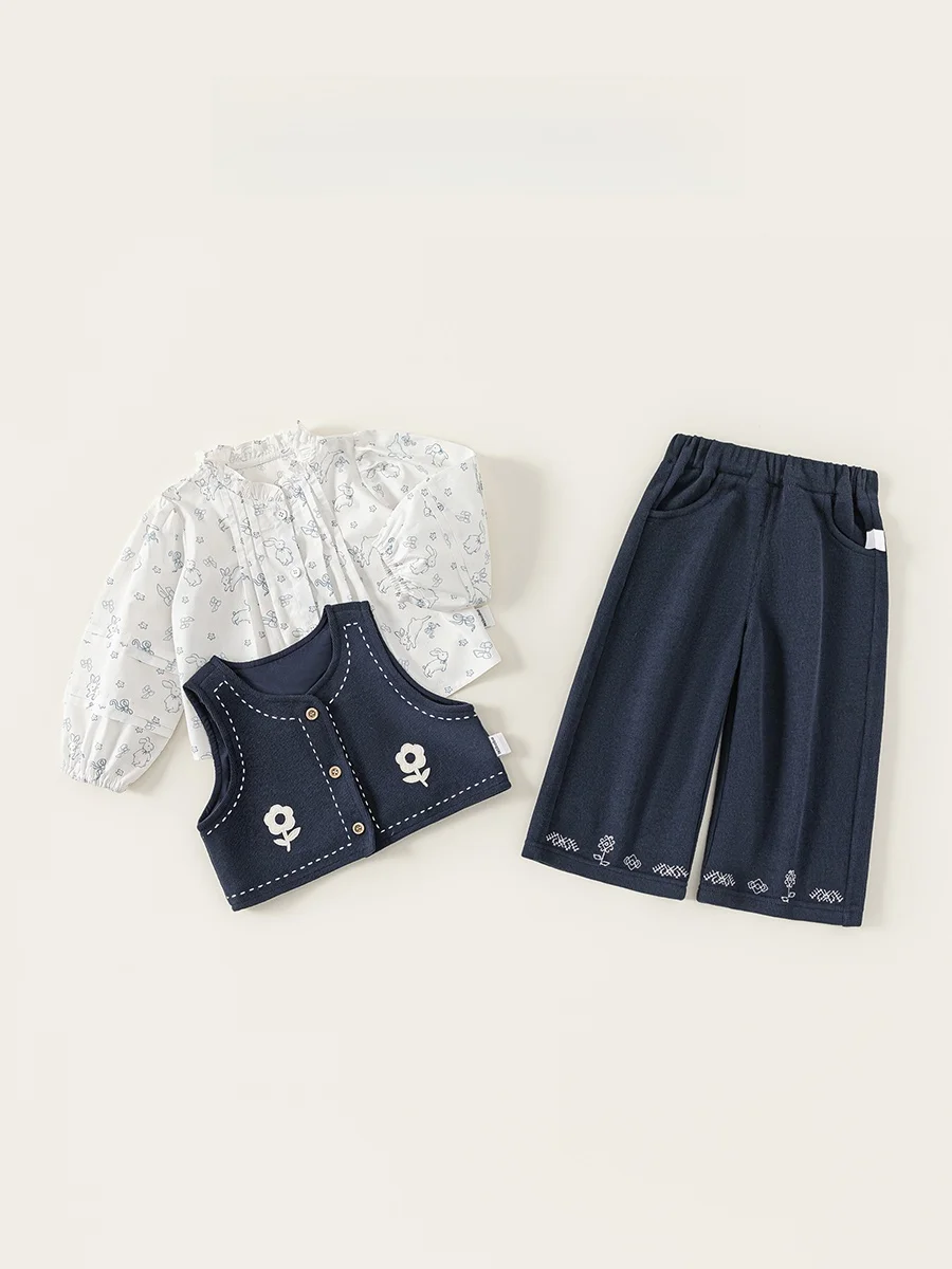 16°Cの春に着せる赤ちゃんの服は？レトロフレンチスタイルのベストとパンツが解決する理由