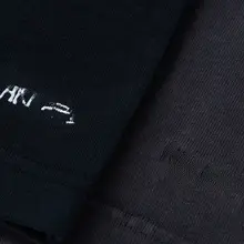 シンプルなデザインの刺繍入りTシャツ【夏用・フィット・ブラック・短袖】