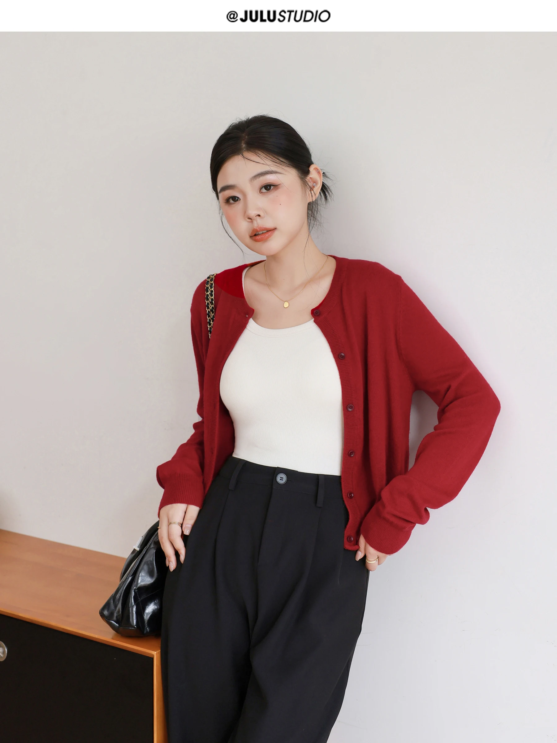 「cカップのtシャツ」は本当に存在するの？その答えは、内蔵カップ付きのシンプルタンクトップに隠されている