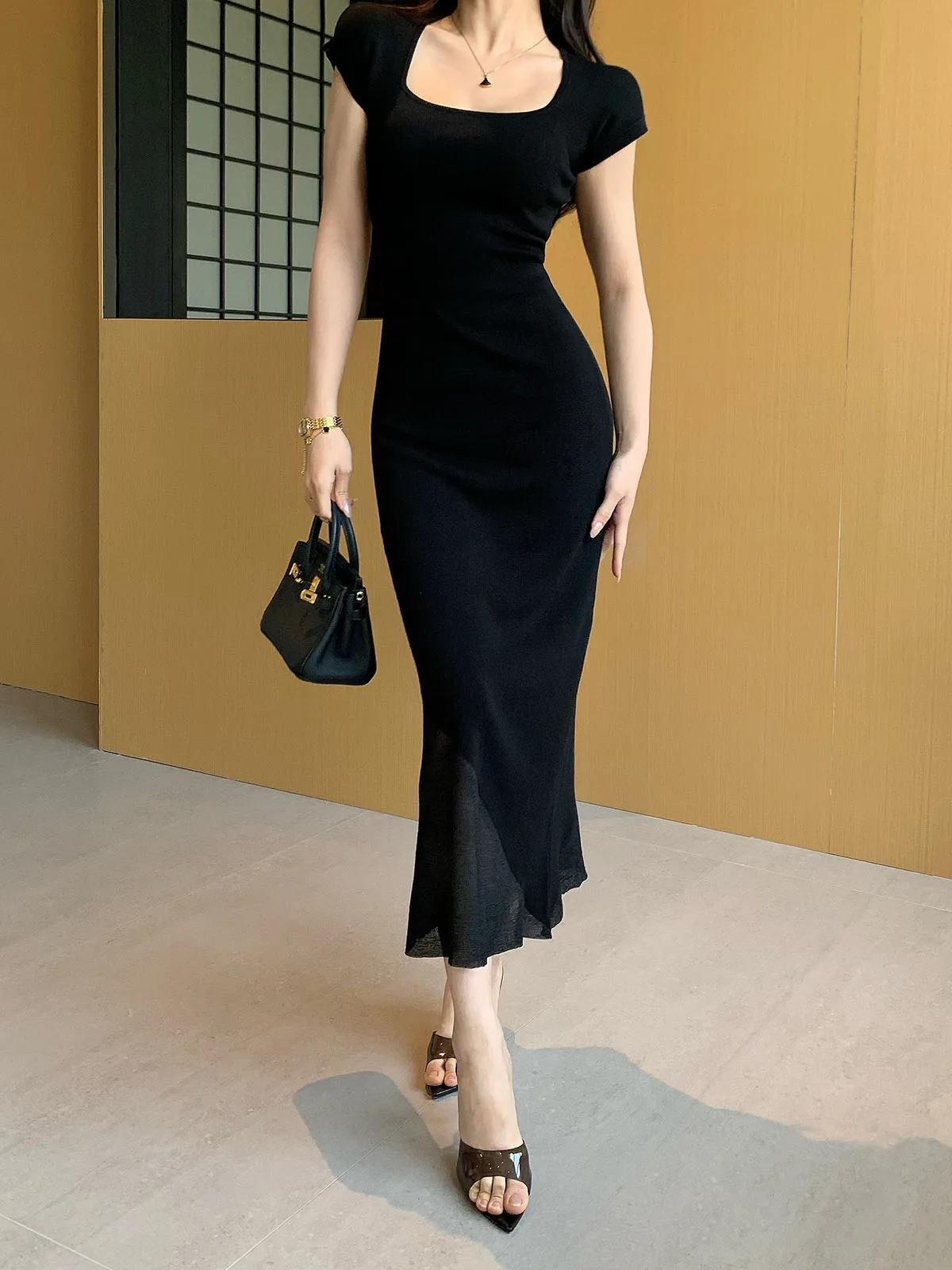 体のラインが出る服 職場でどうやって隠すの？夏の通勤にぴったりなワンピースの選び方
