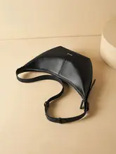 牛角型の本革ショルダーバッグ【高級感・通勤用】