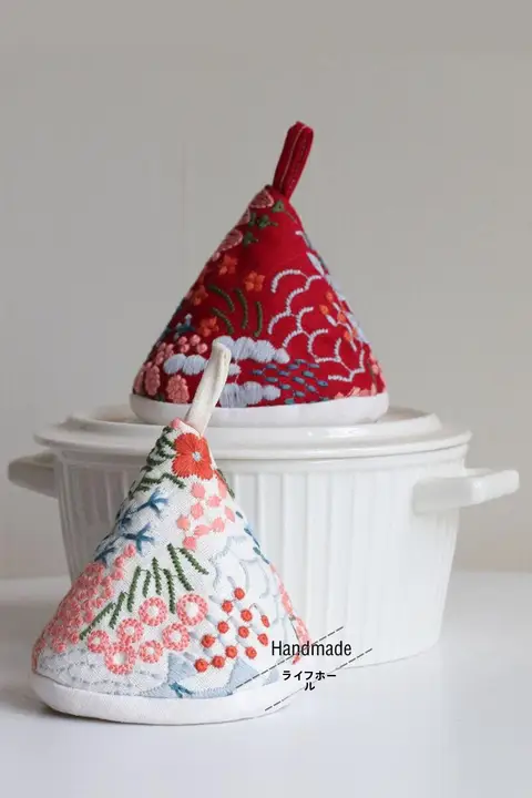 鍋のふたカバー 三角形 耐熱 キッチン 鍋の持ち手 刺繍 ソフトグリップマット
