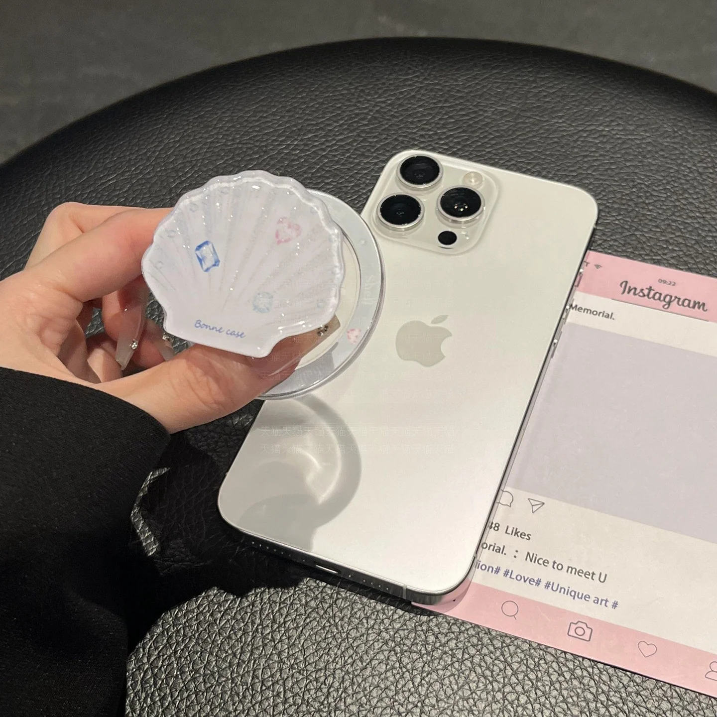 貝殻デザインのマグネット式スマートフォンスタンド【背面貼付・リングホルダー・デスクサポート・伸縮式・折りたたみ】