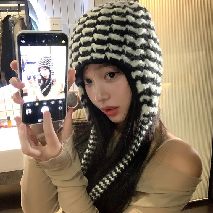 ストライプ耳あてニット帽【秋冬用・女性用・暖かい・スキーにも最適】