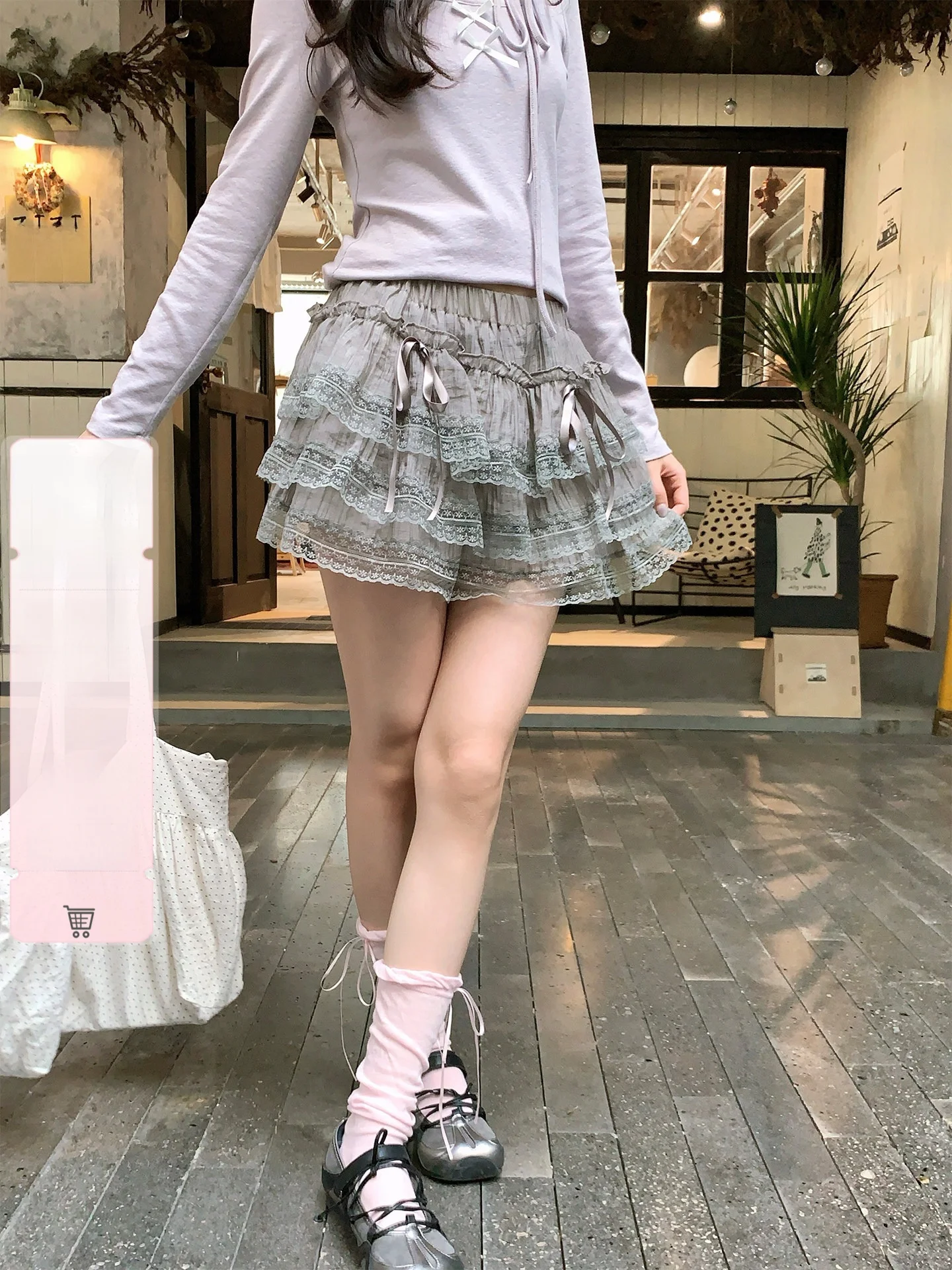 リボン付きレースのウエストゴムミニスカート：ストリート系女子に最適なシンプルで大人可愛いデザイン