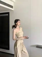 カジュアルなカーキ色の斜め肩タンクトップ【ストレートパンツ・夏用・フィット】（セットアップ対応）
