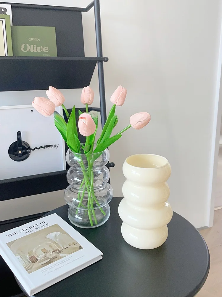 ガラスの花瓶：透明でシンプルなデザインがインテリアに融合する中古花瓶