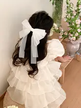 白色のパール調チュールリボン付きバタフライヘアクリップ【子供用・誕生日お祝い・花嫁の付属品】