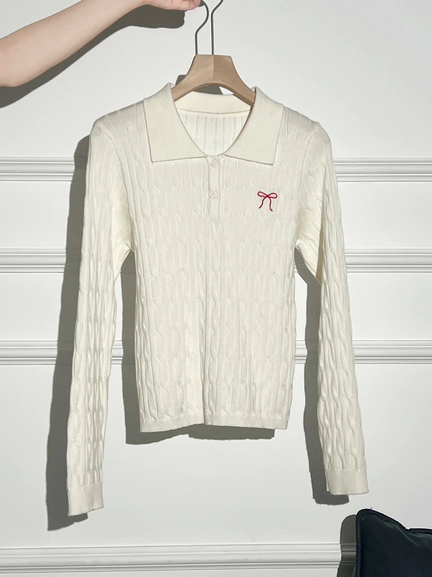 シャツとカーディガンの組み合わせで春のコーデを実現する：白色のリボン刺繍POLO襟ニットシャツ