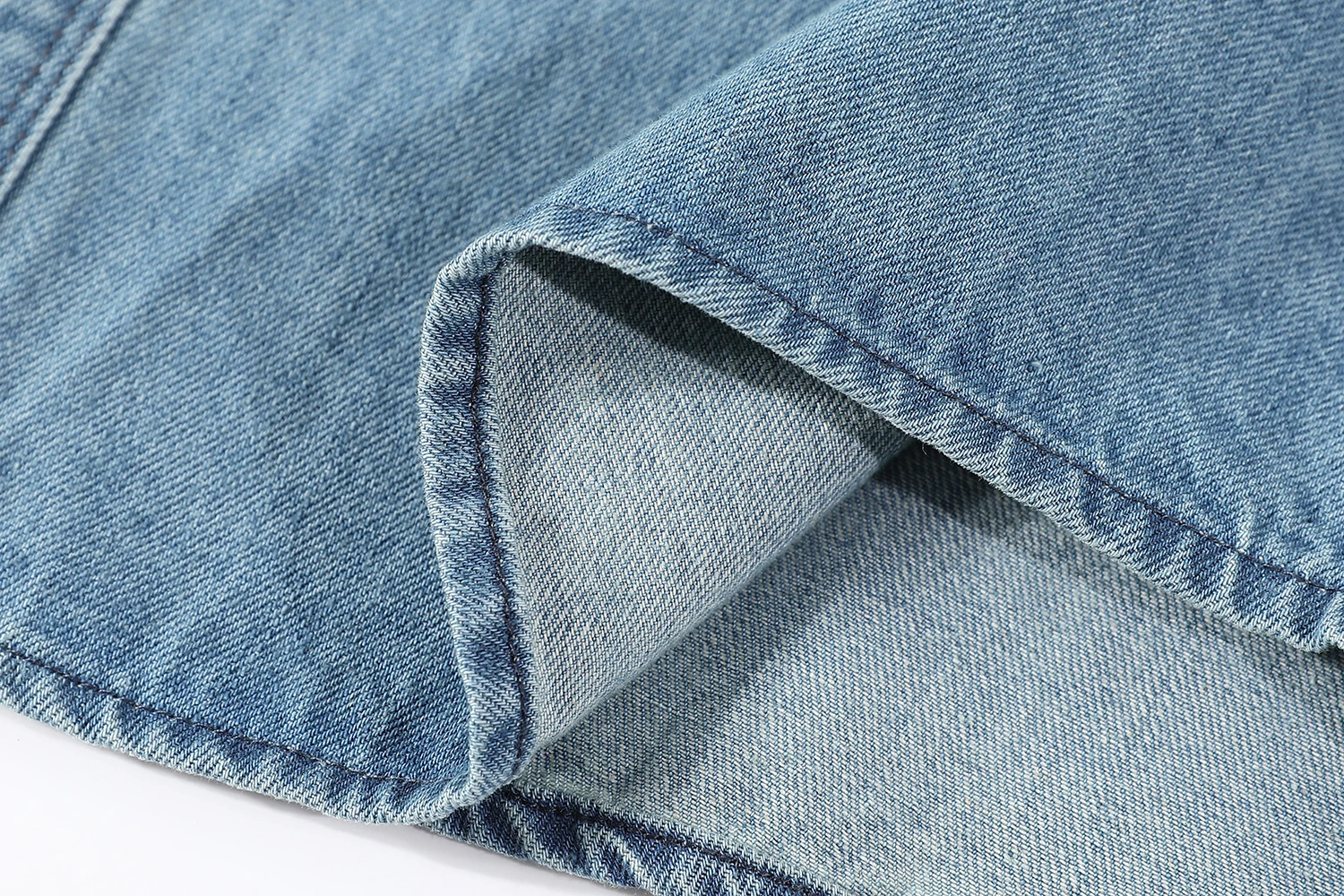 スラックスとデニムジャケットをどう選ぶ？実は「ジャケット」が通勤スタイルを救う理由