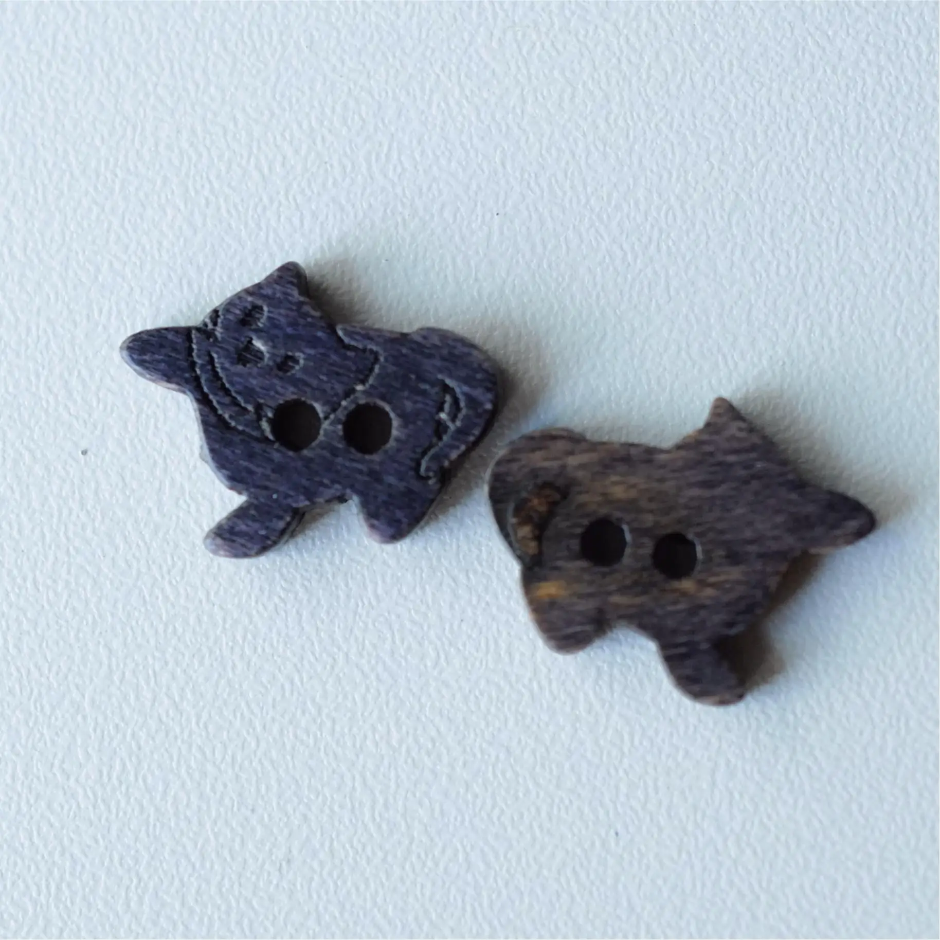 暗い青色の猫型木製ボタン【かわいいデザイン・ドイツ製】とは？