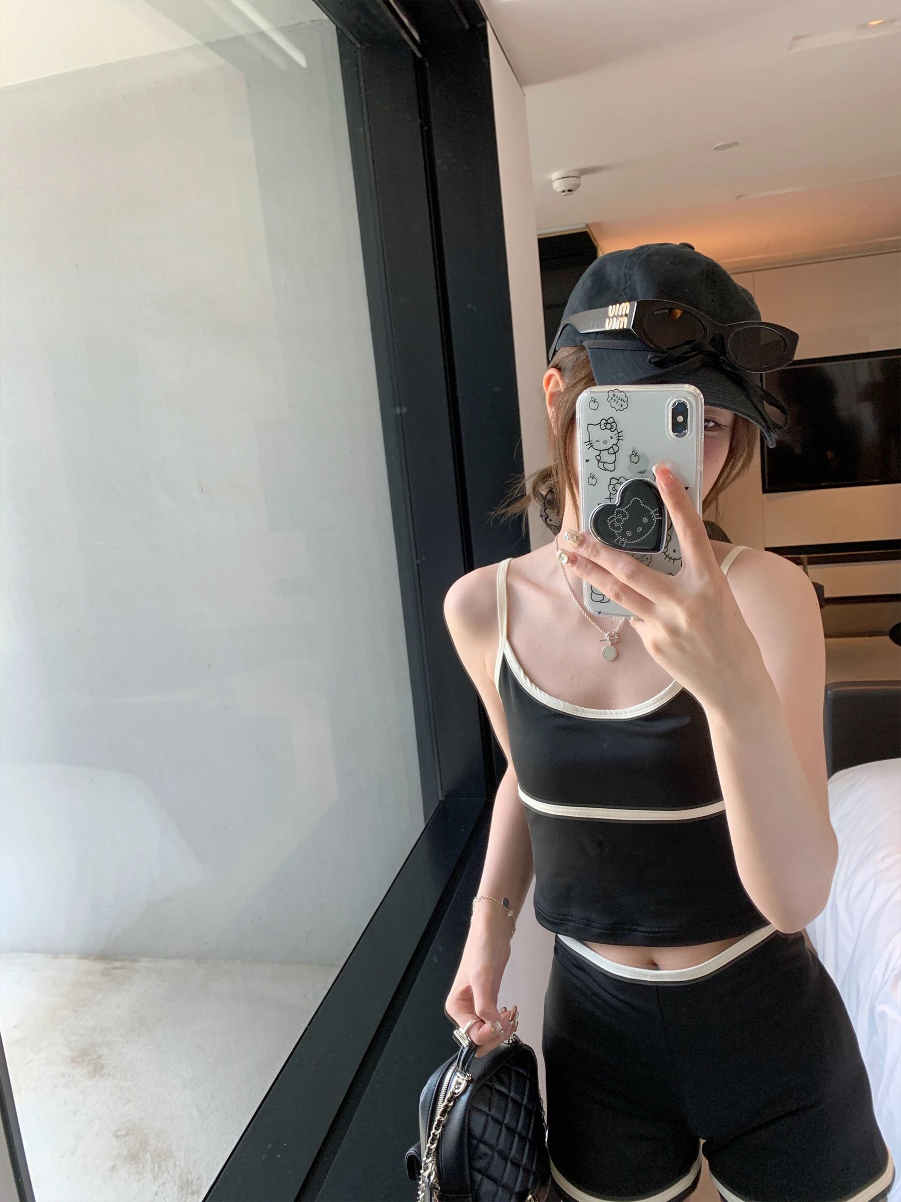 ショートパンツコーデで失敗しない方法は？少女風の白黒バイカラーが今、注目されている理由