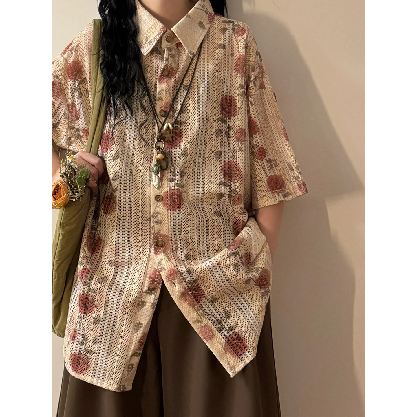   柄シャツを夏に選ぶべき理由は？中性風のハートプリントシャツが通勤からレジャーまで救う