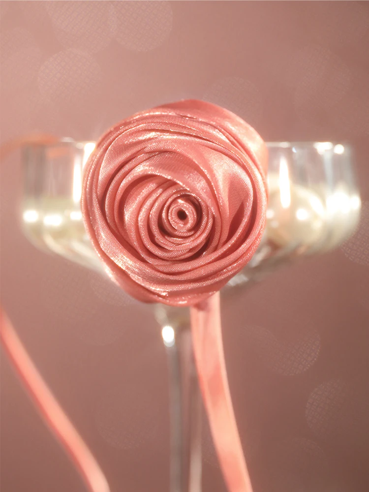 立体花柄のバンドチョーカーをどう選ぶ？華やかさとシンプルさのバランスが鍵