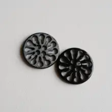黒塗装の透かしデザイン金属ボタン【花輪形・ショート18mm】