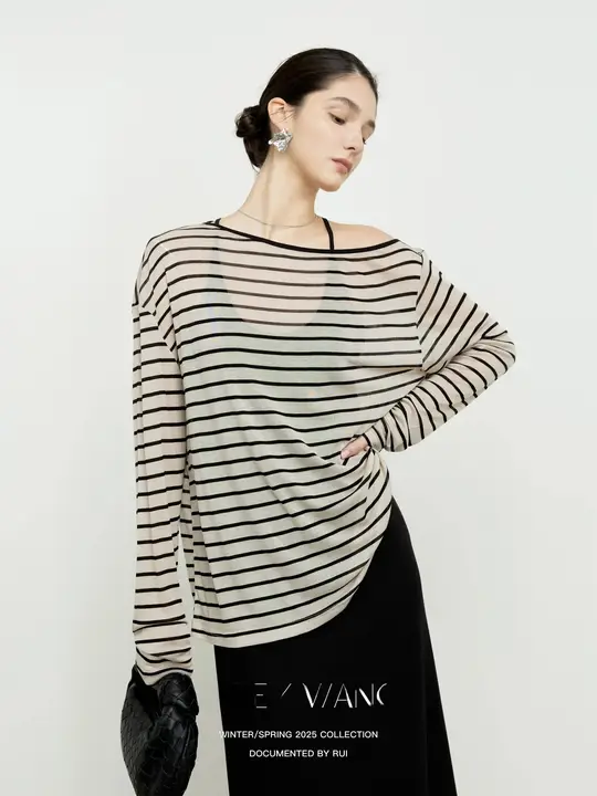 ストライプ柄の長袖Tシャツ【肩出しデザイン・ラウンドネック・女性用】