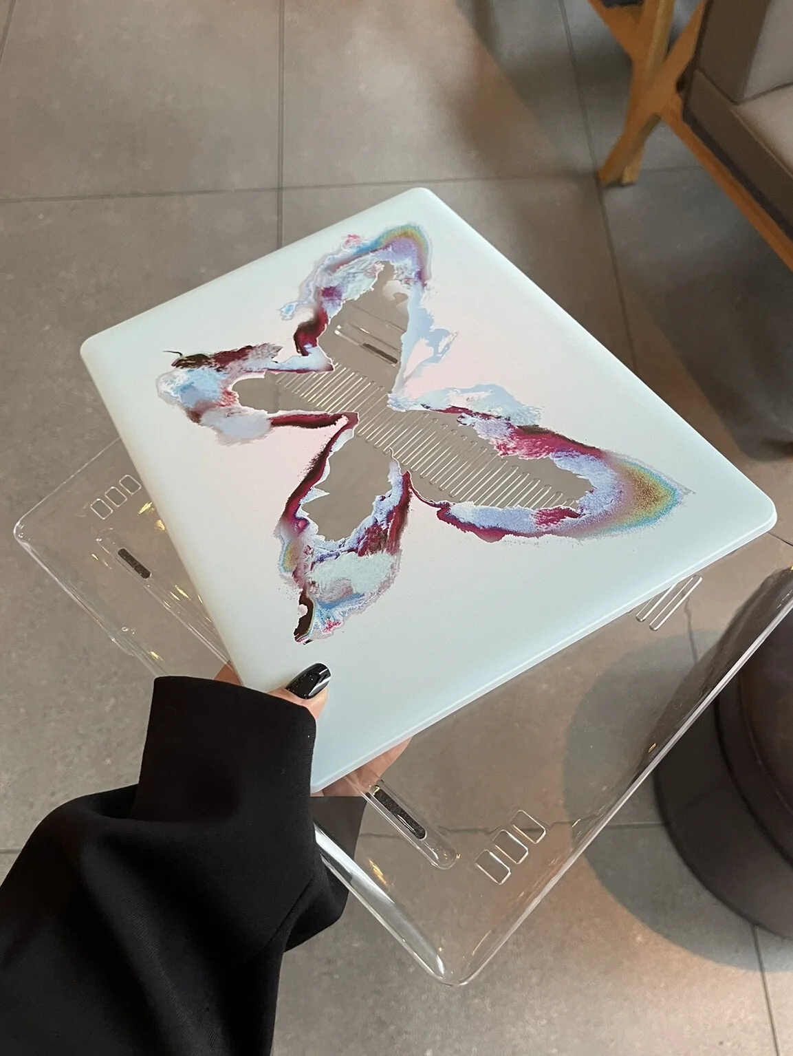 灰色の蝶デザイン ノートパソコン保護ケース：MateBook対応の防塵保護機能と実用性の検証