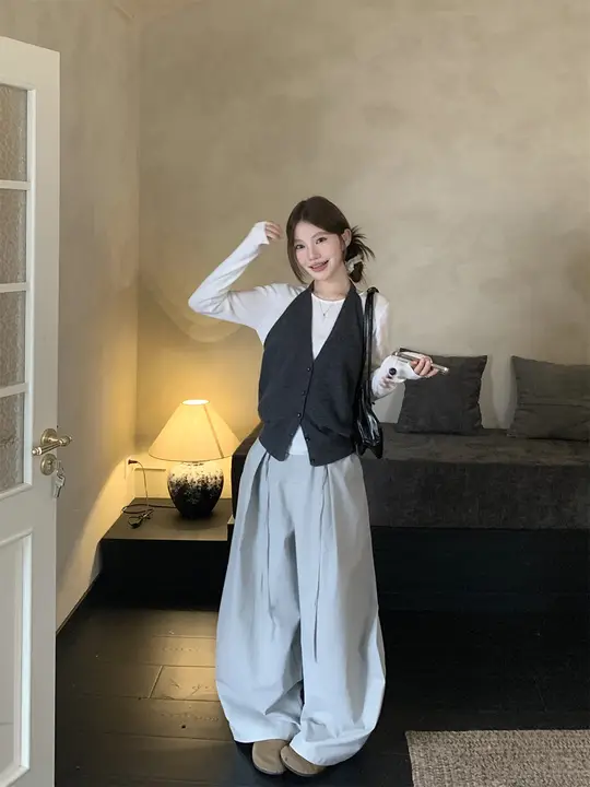 グレーのレイヤードニットタンクトップ【長袖・秋用・カジュアルなワイドパンツ】（セットアップ対応）