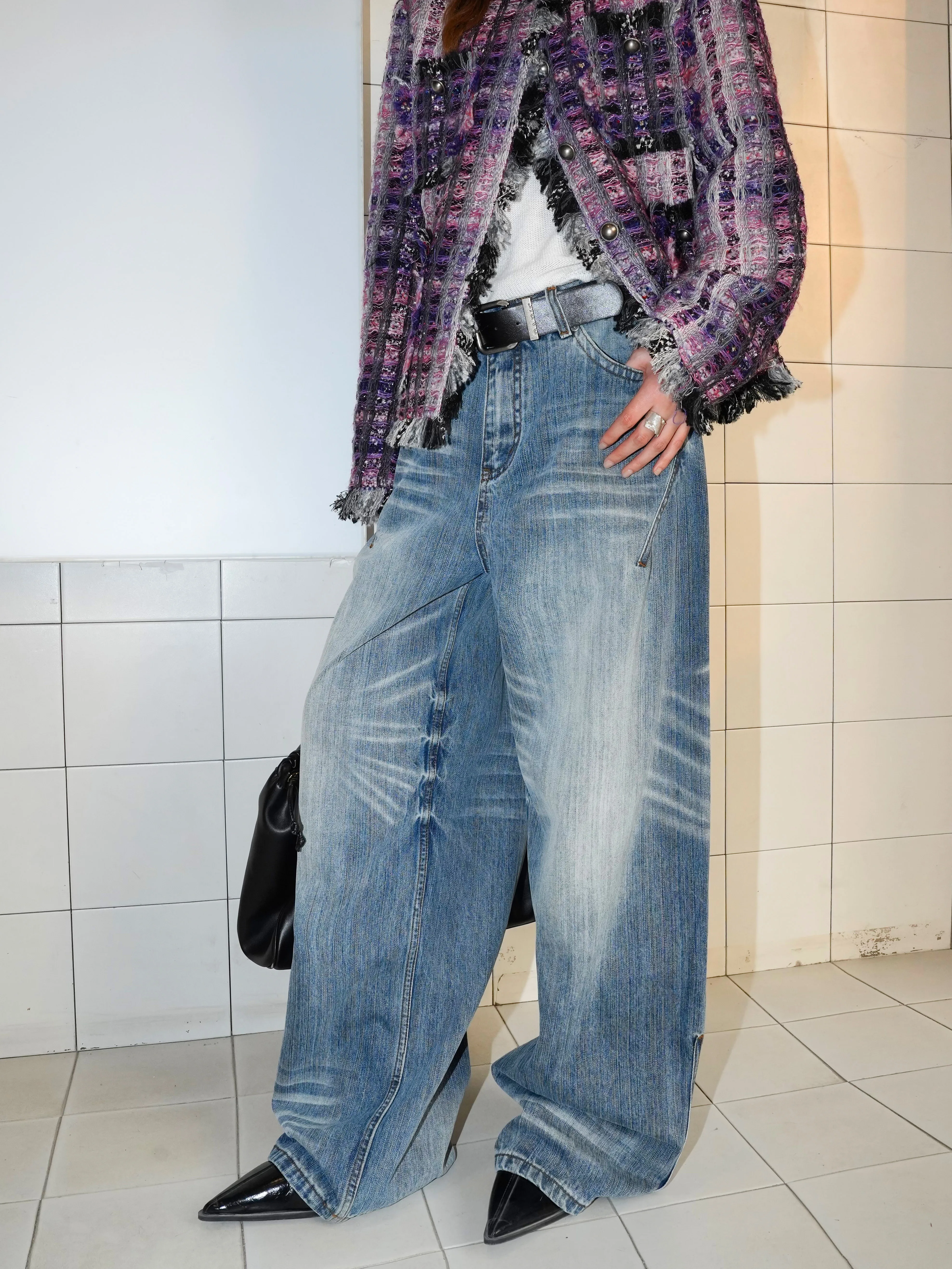 トレンドのデザイン！ダメージ加工ミディアムウエストデニムパンツが40代50代女性にどう役立つのか