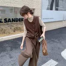 春季の高級感ある女性用ベスト重ね着トップスとワイドパンツのコーディネート（セットアップ対応）