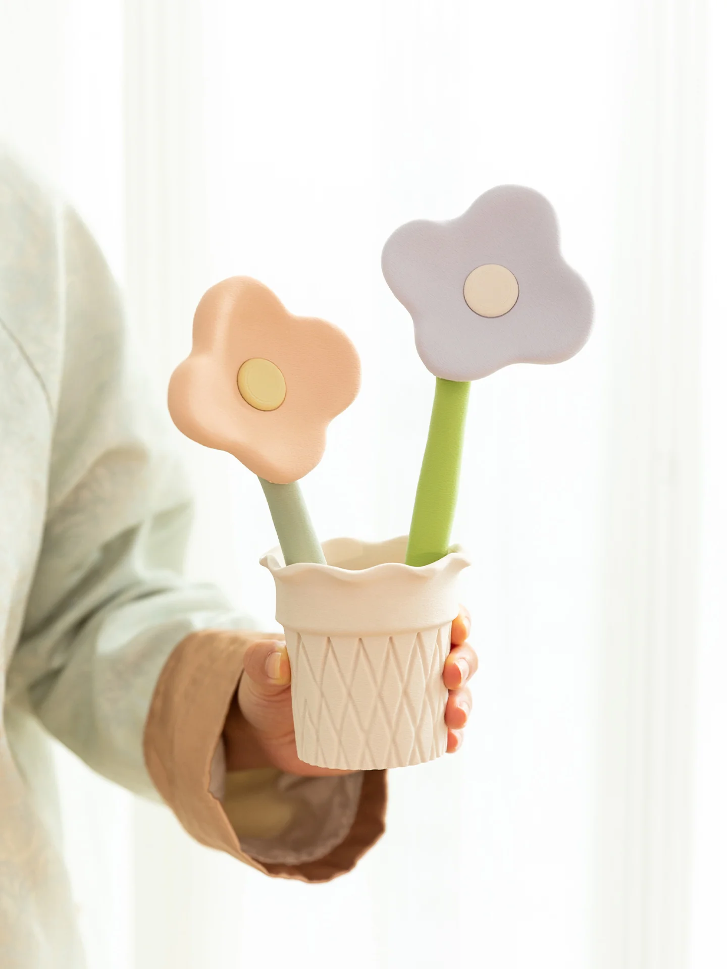 可愛らしい小花のインテリアオブジェ：法式植物風のトレイでリビングと寝室を彩る