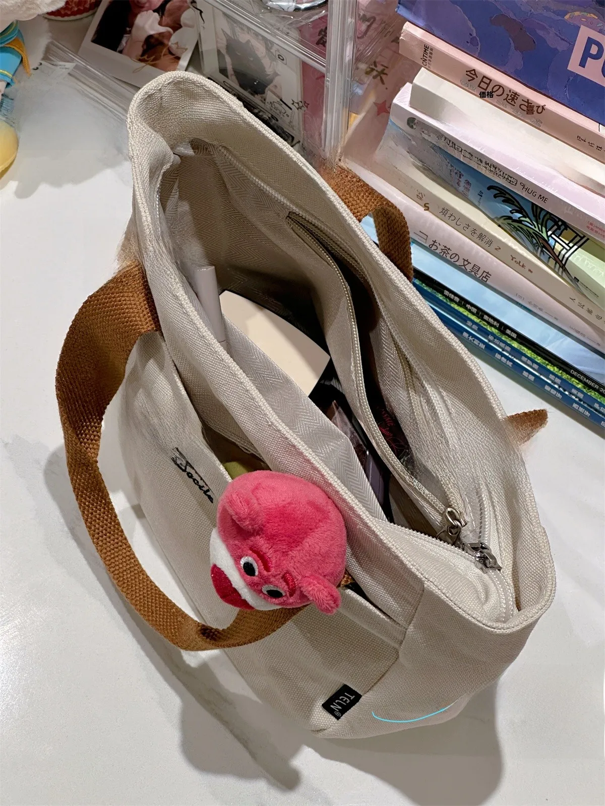 刺繍入りかわいい女の子デザインのトートバッグ：厚手キャンバスで通勤・学生に最適な実用性を実証