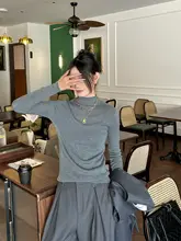 女性用 グレーウールハイネックニットインナー【秋向け・シンプルデザイン・スリムフィット】
