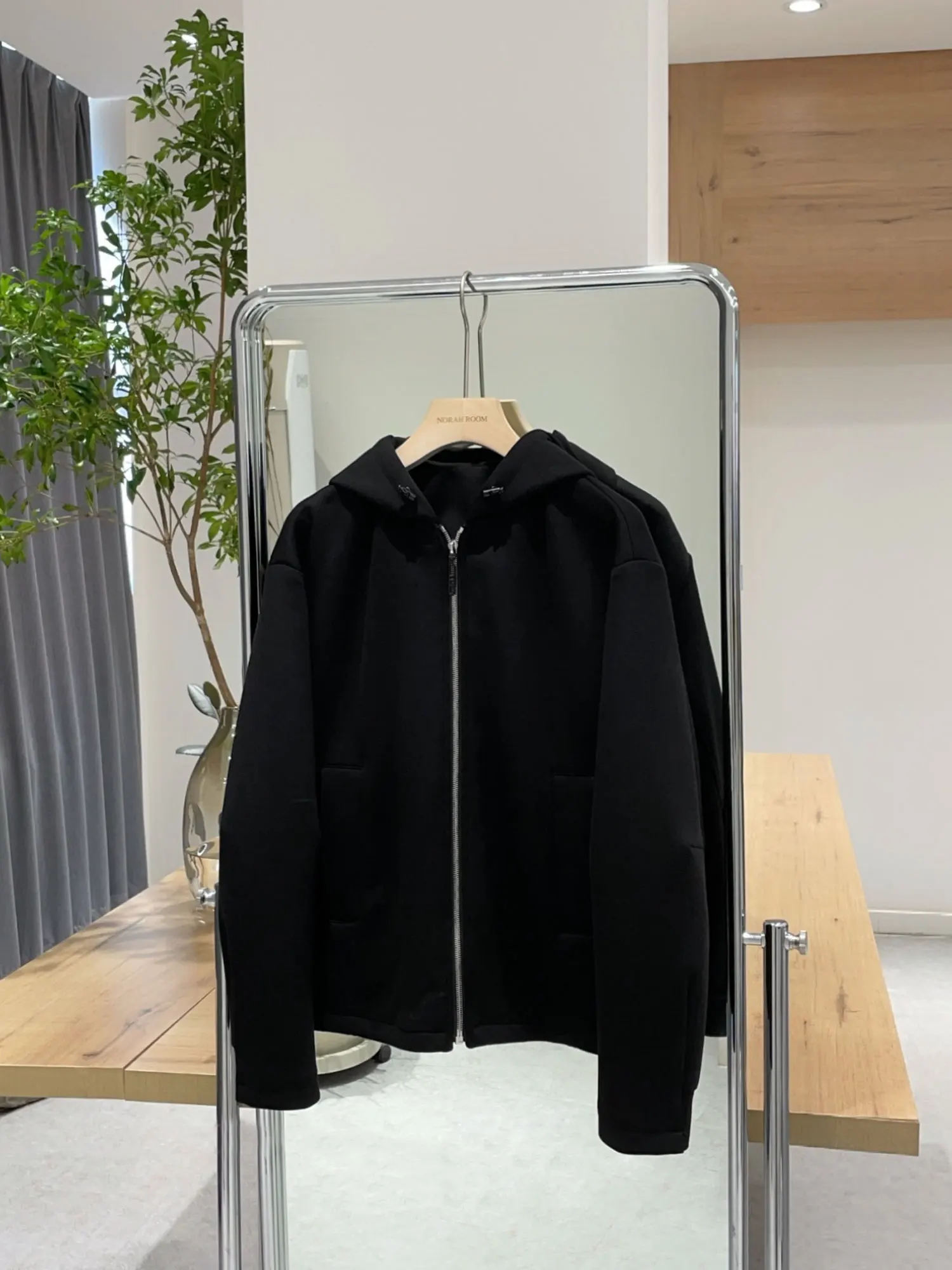 春のゴルフ場で「どうやって着こなすか？」——フード付きジャケットが解決する、通勤風の悩み
