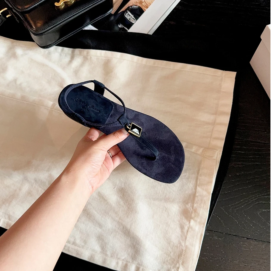 アシンメトリー金属バックルの本革T型ストラップサンダル【フラットデザイン】とは？
