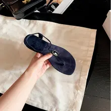 アシンメトリー金属バックルの本革T型ストラップサンダル【フラットデザイン】