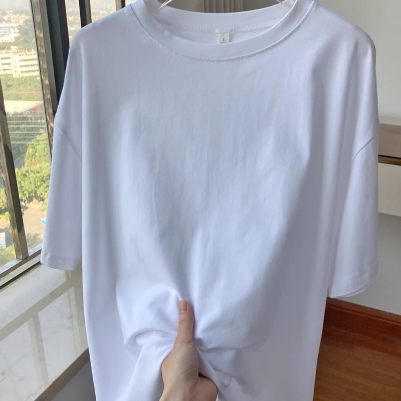オーバーサイズTシャツがダサいと感じるなら、どうすればいいの？白Tシャツ1枚で着こなしをシンプルにできる方法とは？