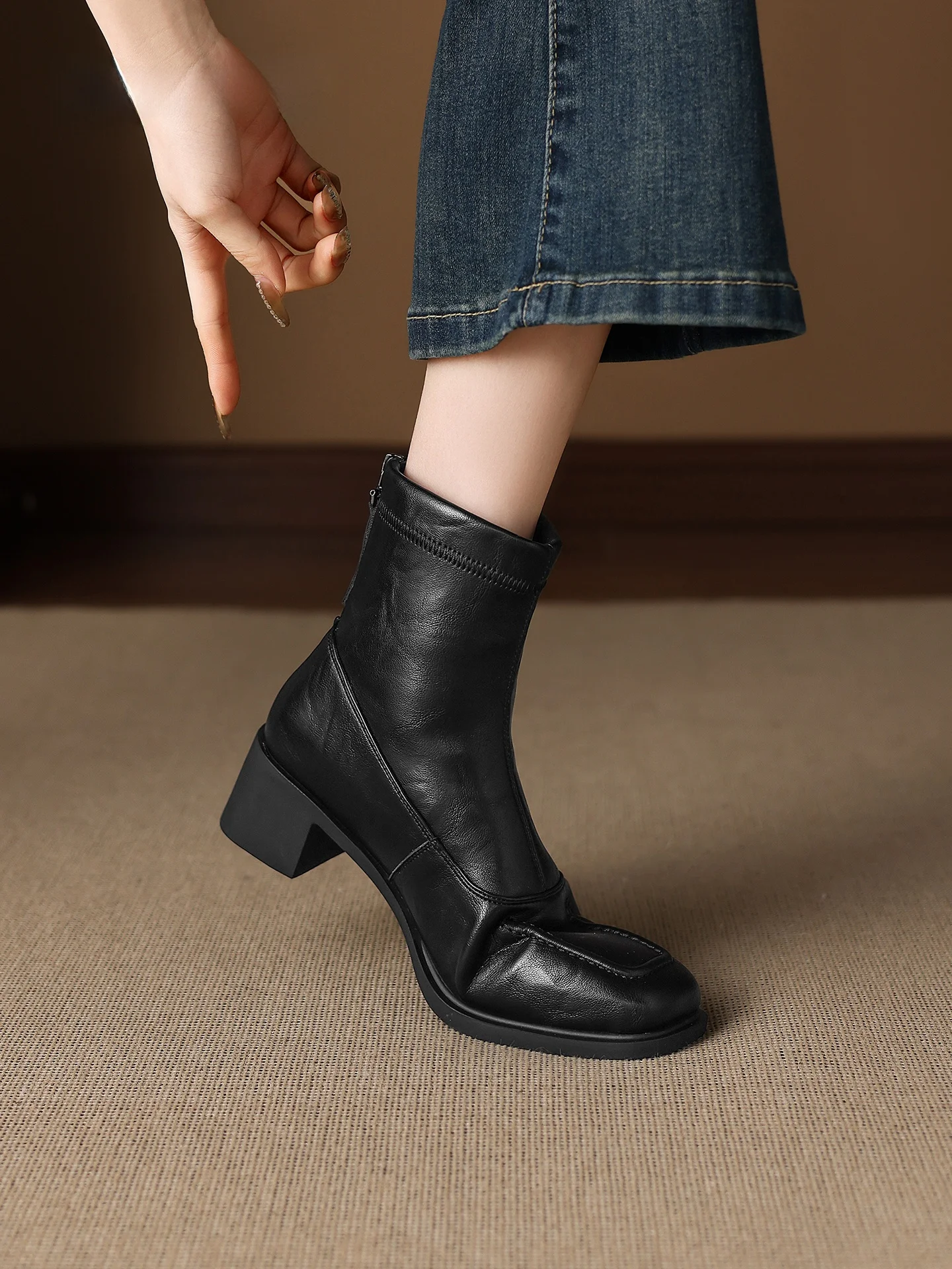 黒いレザー女性用ブーツ：加毛・保温・ショートブーツの通勤適性とフィット感解析