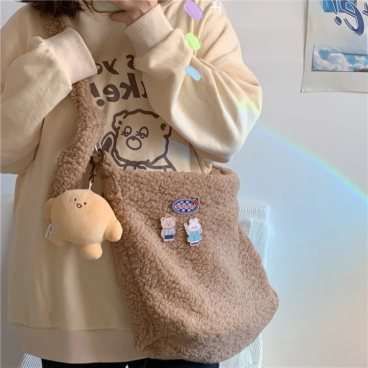 ハンモックバッグとボアミニショルダーバッグ、どちらが日常に合うの？