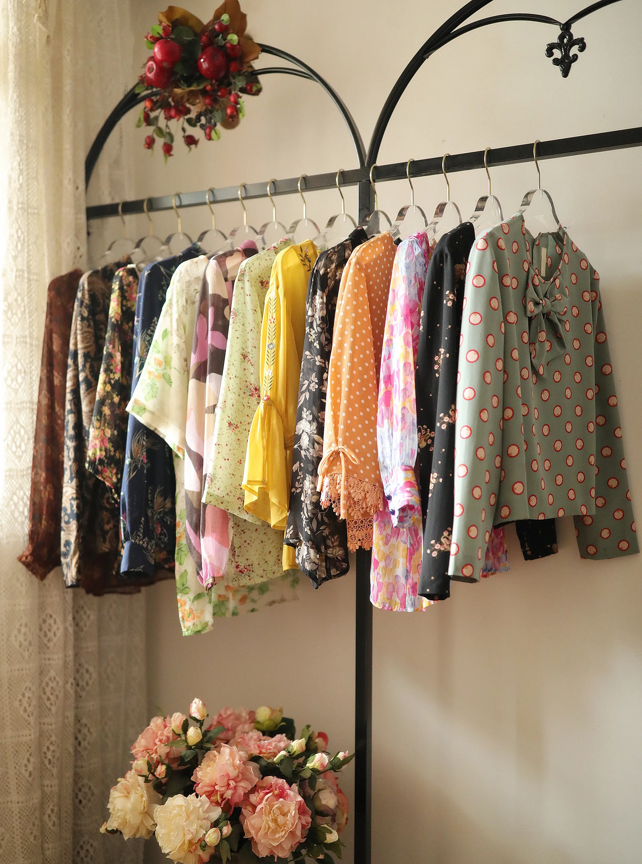 春夏用ヴィンテージ風花柄リボン付きレース刺繍シャツ 大人可愛いの定番アイテム