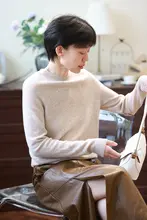 極上の柔らかさの無縫製クルーネックニットトップス【レディース・軽量】