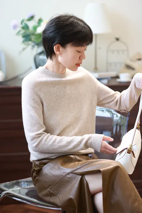 極上の柔らかさの無縫製クルーネックニットトップス【レディース・軽量】