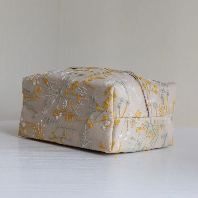 北欧風布製ティッシュボックス　刺繍花柄　車載・リビング用の収納効果を実証