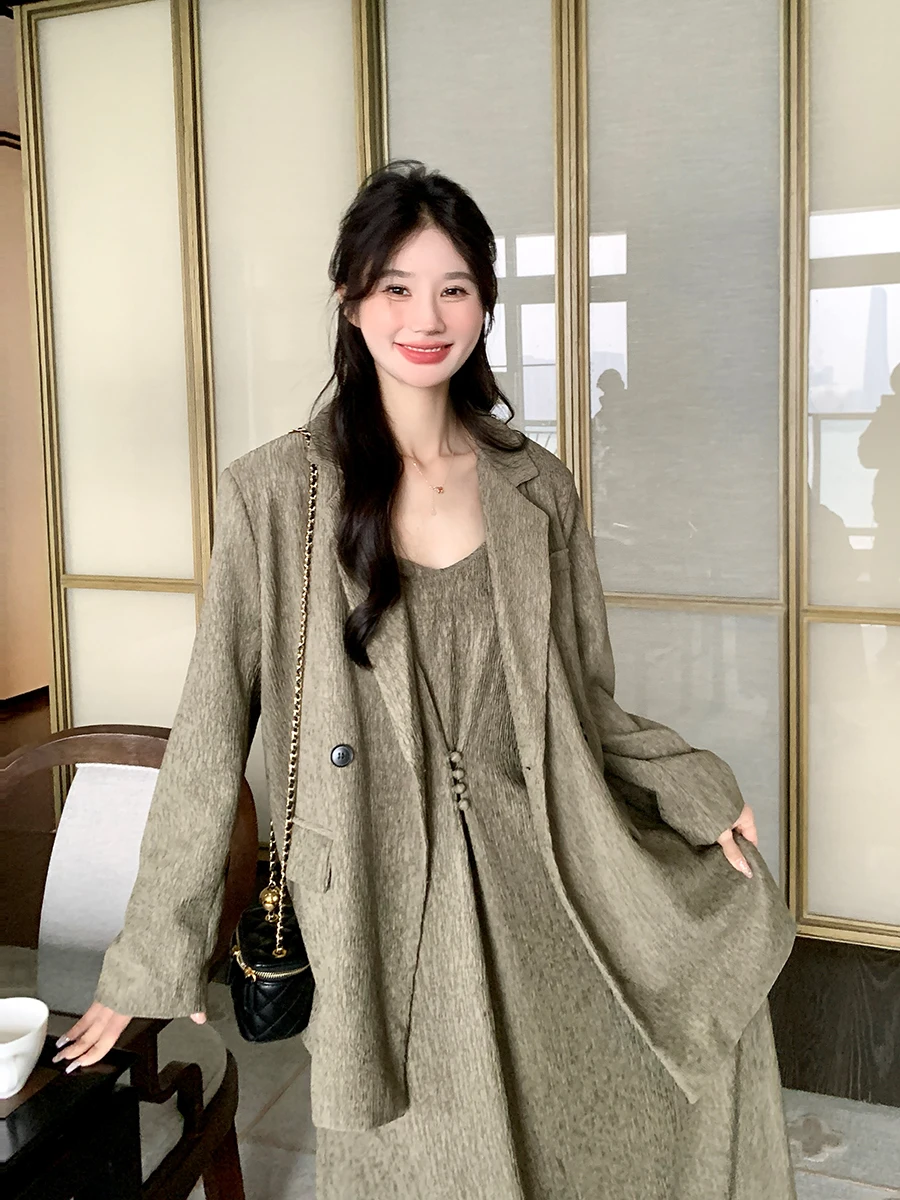 春季新作 気品漂う女性用ジャケットとキャミソールワンピース（セットアップ対応）：30代 きれいめ ファッション のクリーンスタイル実現ガイド