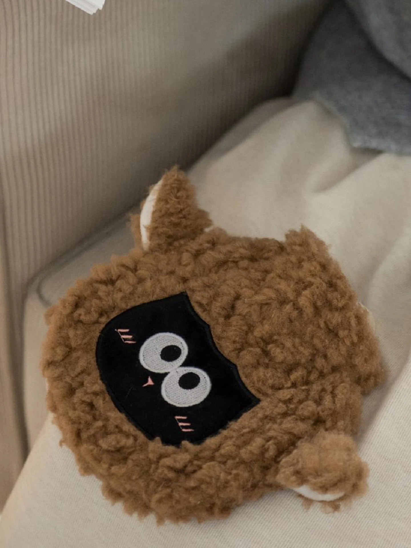 大きな目の猫デザインの注水式毛布付きミニ湯たんぽ：ペットにあったかさを届ける温めるグッズ
